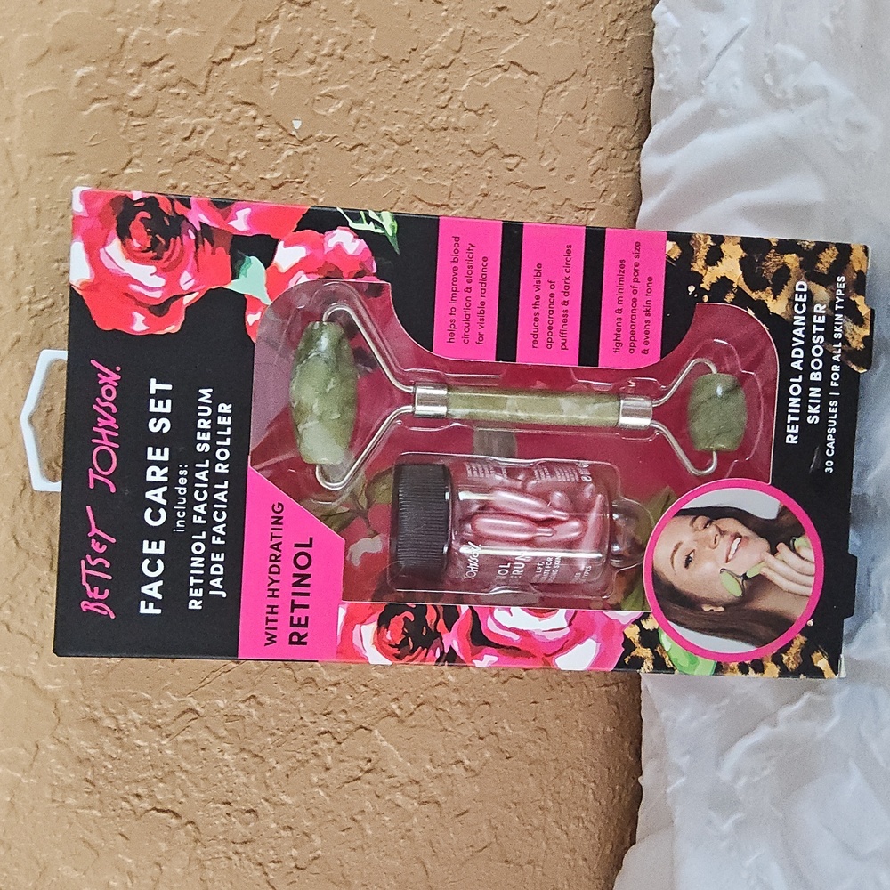 BETSEY JOHNSON FACE CARE SET - Picture 2 of 3